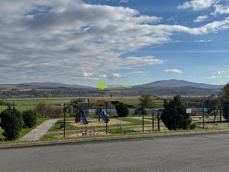 Dětské hřiště s výhledem na kopce v Košicích - městské části Krásna, Tokajské ulici.