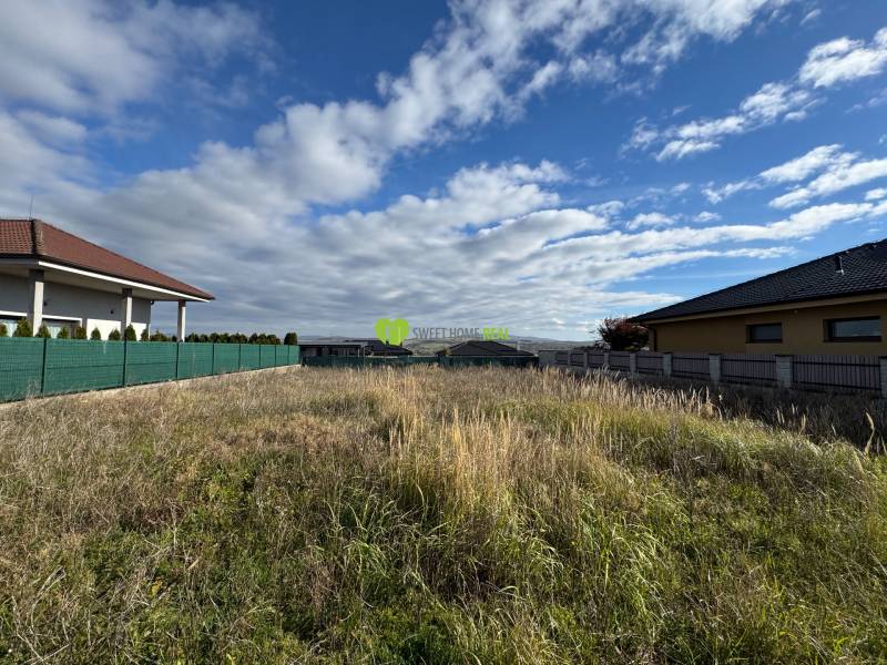 Pozemky - bydlení na Tokajské ulici v Košicích, městské části Krásná, vedle rodinných domů.
