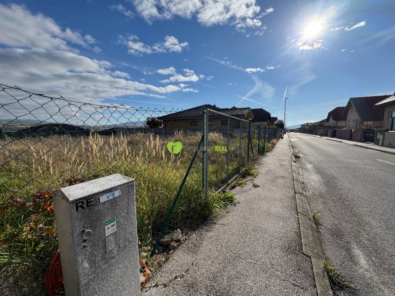 Pozemek na Tokajské ulici v městské části Krásná v Košicích.