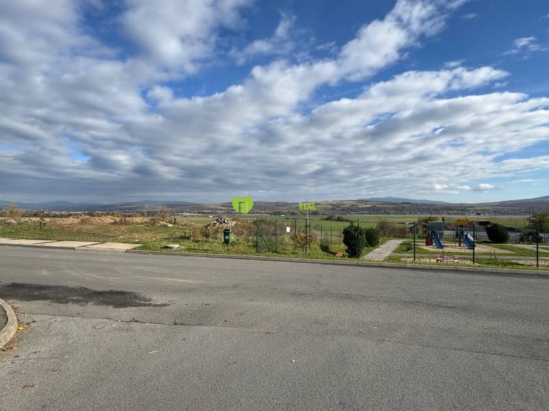 Výhled na okolní krajinu z Tokajské ulice v Košicích - městské části Krásná.