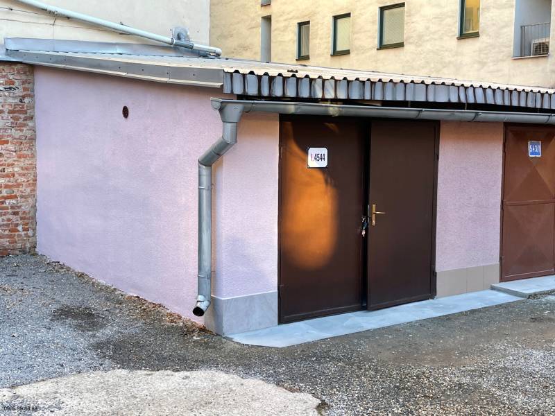 Garáže na Mlynskej v Košicích - městské části Staré Město se světle fialovou omítkou.