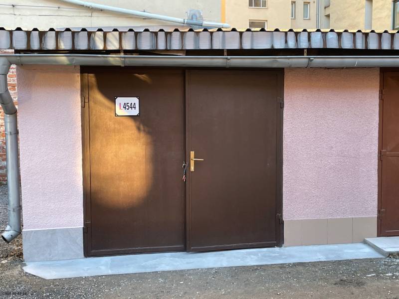 Hnědé garážové dveře na Mlynské ulici v městské části Staré Město v Košicích.