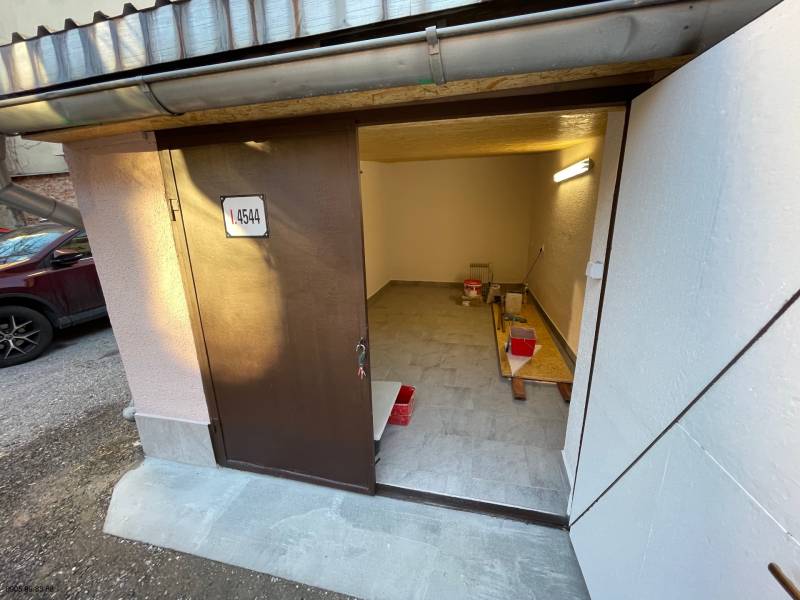 Otevřená garáž na Mlynské v Košicích - městské části Staré Město, s nářadím a vědrem.