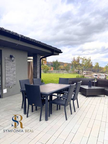 Terasa rodinného domu na Lipové ulici v Dubové se zahradním nábytkem a výhledem.