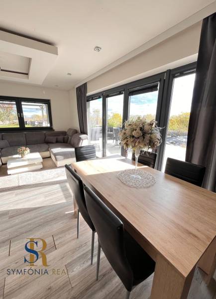 Obývací pokoj rodinného domu s podlahou s dřevěným dekorem a komfortním sezením.