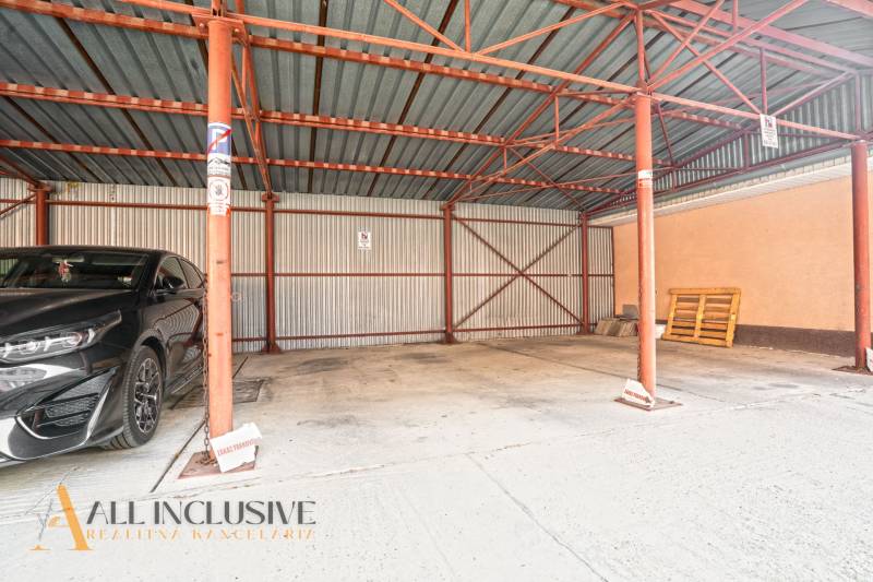 Parkovací místo se stříškou na Kukučínově ulici v Dunajské Stredě, nedaleko 2pokojového bytu.