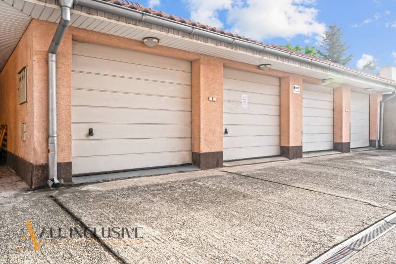 Garáže na Kukučínově ulici v Dunajské Stredě s betonovou plochou a střešními světlíky.