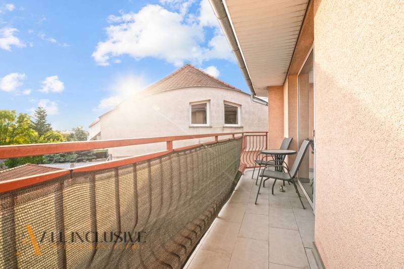 Balkon s posezením vedle 2pokojového bytu na Kukučínově ulici v Dunajské Stredě.