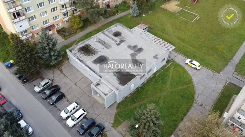 V Rimavské Sobotě jsou obchodní prostory obklopené paneláky a parkovacími místy.