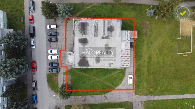 Letecký pohled na obchodní prostory v Rimavské Sobotě s parkovacími místy.