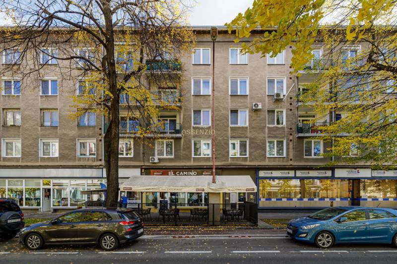 Budova s restaurací a terasou na Košické ulici v Bratislavě - Ružinov.