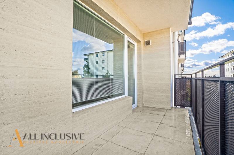 Balkon 2-pokojového bytu na Panónský háj v Dunajské Stredě s výhledem na okolní architekturu.