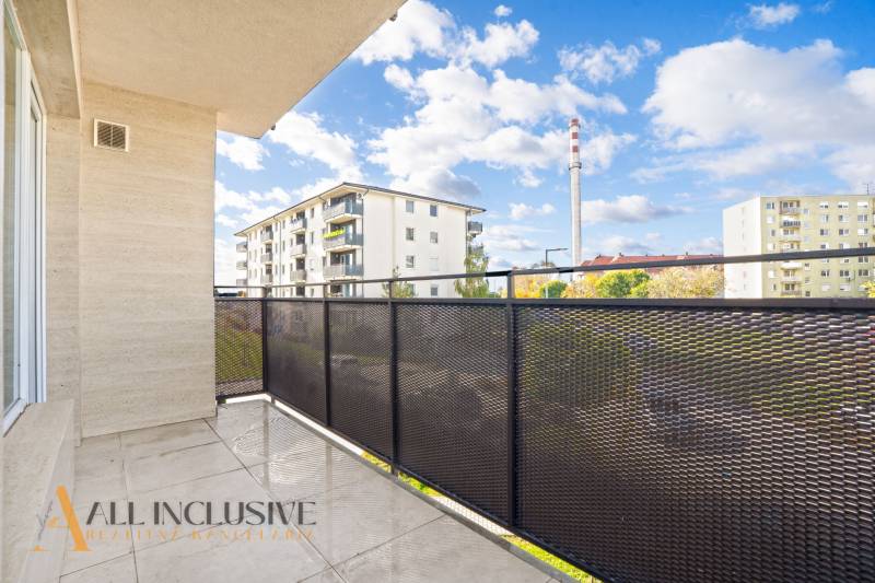 Balkon 2-pokojového bytu na Panónském háji v Dunajské Stredě s výhledem na obytné budovy.