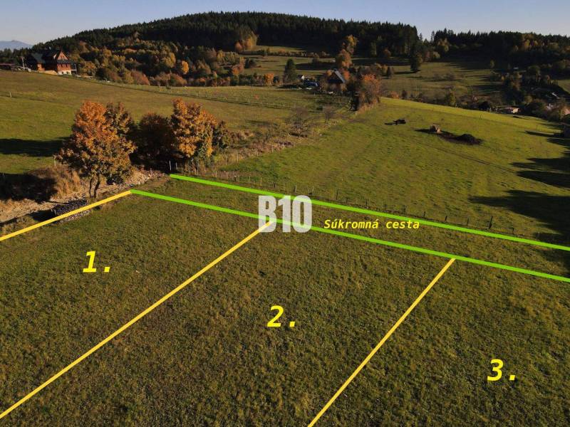 Pozemky - bydlení v Petrovicích rozdělené na tři části, obklopené přírodou a soukromou cestou.