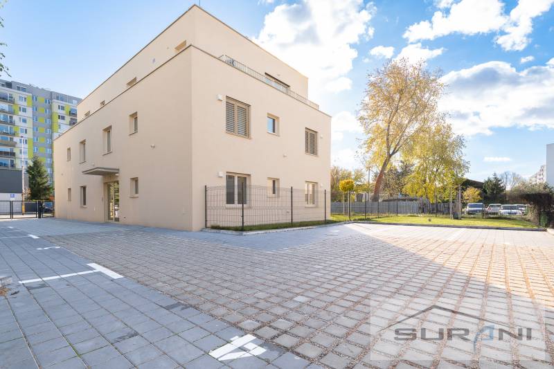 Budova na Železniční ulici v Bratislavě - Vrakuni s přilehlým parkovištěm.