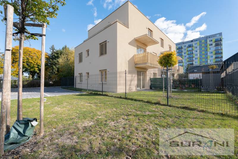 Exteriér bytového domu na Železniční ulici ve Vrakuni s přilehlou zahradou.