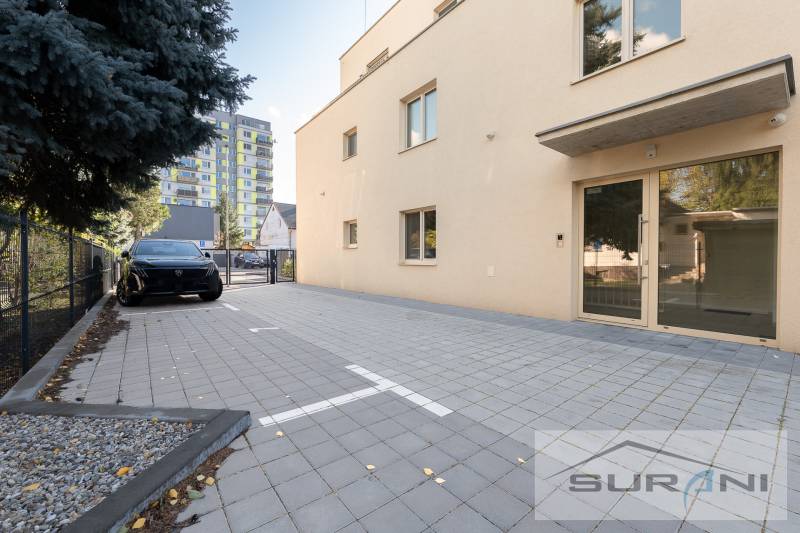 Parkovací místo před bytovým domem na Železniční ulici, Bratislava - Vrakuňa, 2-pokojový byt.