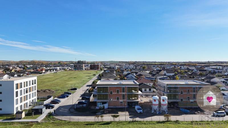 Novostavby na Dúhové ulici ve Slovenském Grobu nabízející pohodlné 3-pokojové byty.