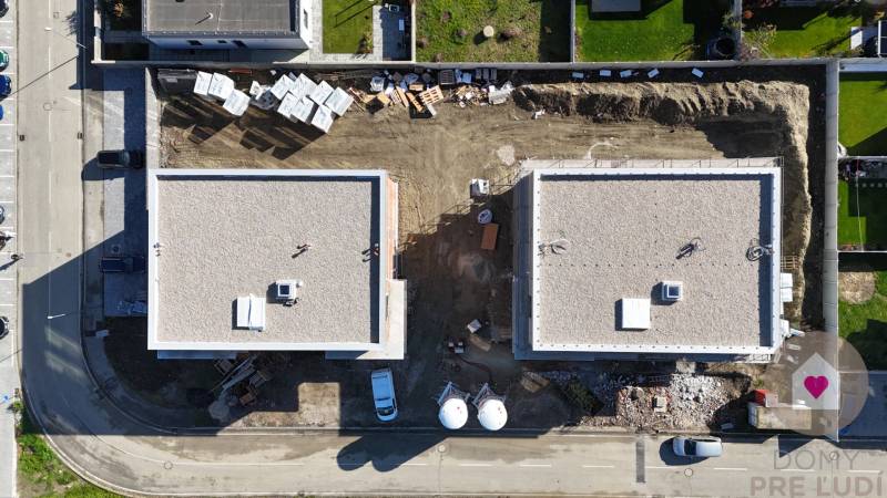 Letecký pohled na stavbu dvou budov na Duhové ulici ve Slovenském Grobu.