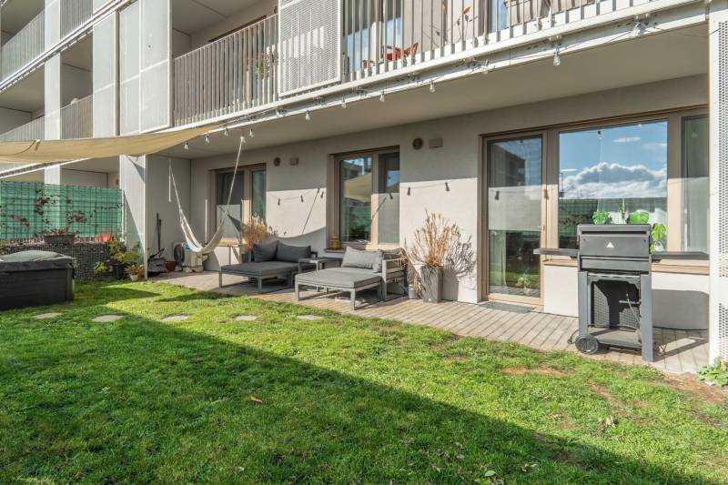 Zahrada 3-pokojového bytu na ulici Jána Langoša v Bratislavě - Lamači s terasou a posezením.