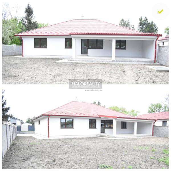 Rodinný dům v Závodě s červenou střechou, prostorným dvorem a krytou terasou.