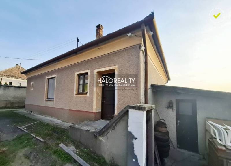 Rodinný dům ve Dvoroch nad Žitavou s omítnutou fasádou, venkovní schody a dvůr.