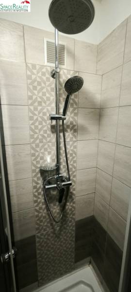 Sprchový kout s moderními obklady v 3-pokojovém bytě.