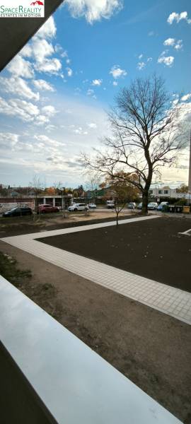 Exteriér na Korytnické ulici v Bratislavě-Podunajských Biskupicích, s výhledem na stromy a chodník.