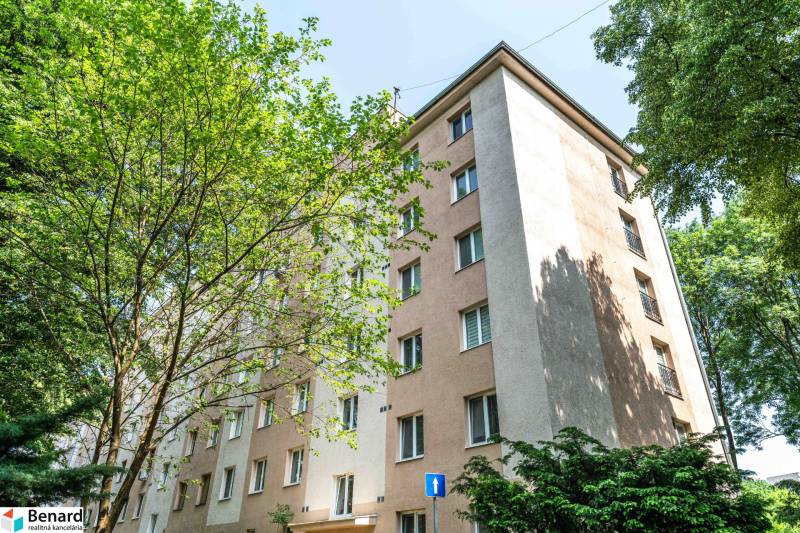 Bytový dům obklopený zelení na Vodárenské v Košicích - městská část Sever.