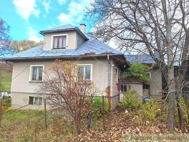 Rodinný dům v Liptovských Beharovcích, s plechovou střechou a okolní zelení.