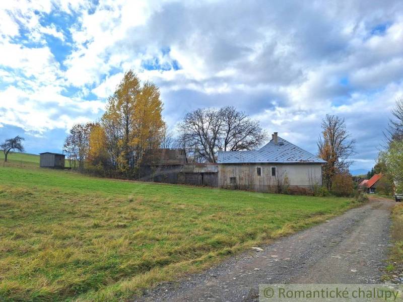 Rodinný dům v Liptovských Beharovcích s rákosovou střechou, okolní příroda a venkovský styl.