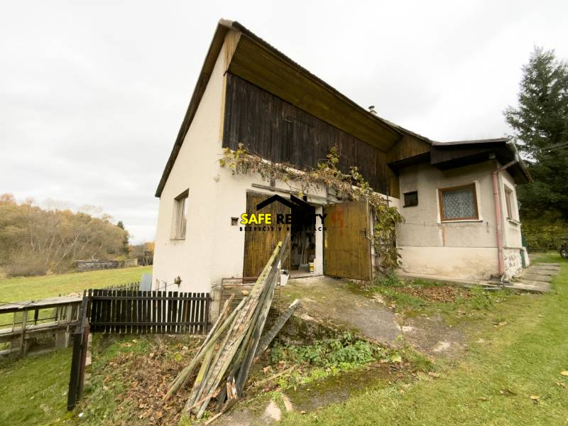 Rodinný dům ve Skleném na Sklené ulici s travnatým pozemkem.