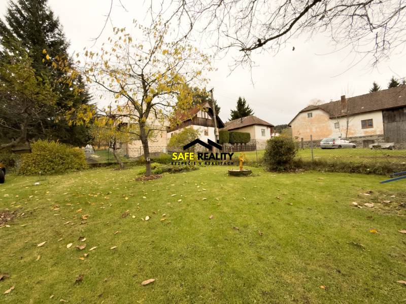 Zahrada u rodinného domu ve Skleném na ulici Sklené s ovocnými stromy.