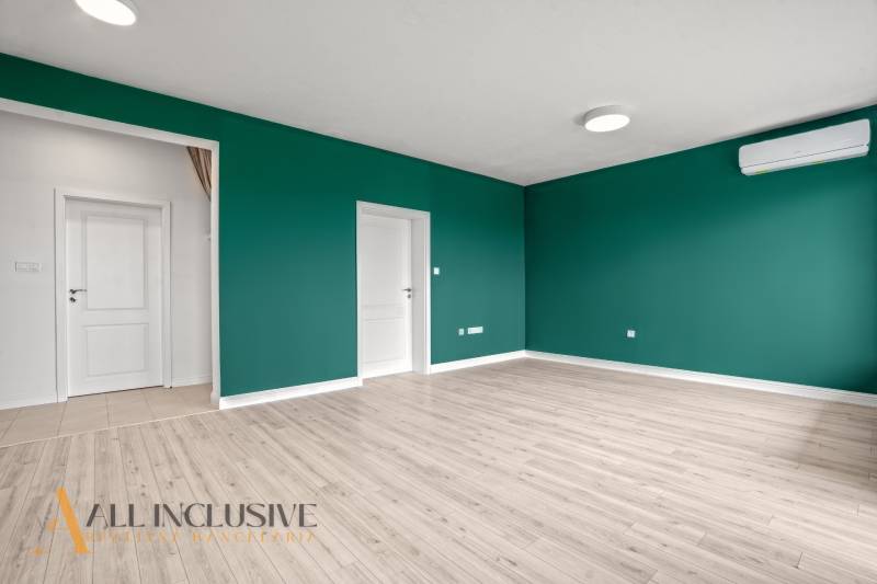 Pokoj s podlahou s dřevěným dekorem, zelenými stěnami a klimatizací, 2pokojový byt.