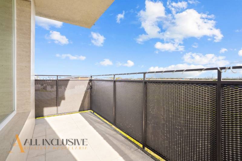 Balkon s výhledem v dvoupokojovém bytě na Panónském háji v Dunajské Stredě.