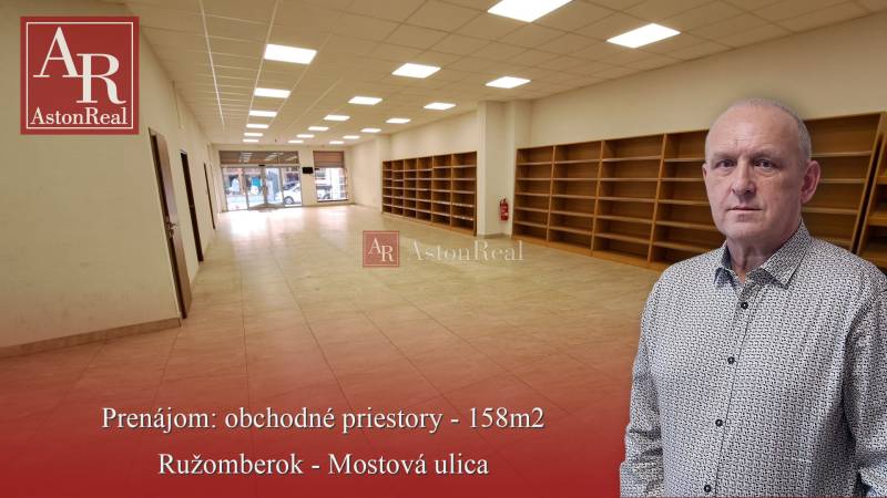 Obchodní prostory k pronájmu na Mostové ulici v Ružomberku, s regály a podlahou s dřevěným dekorem.