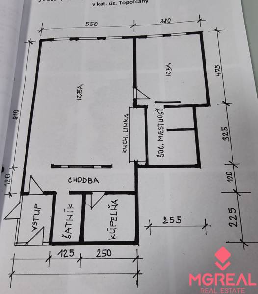Půdorys 2-pokojového bytu zahrnuje chodbu, pokoje, kuchyň a koupelnu.