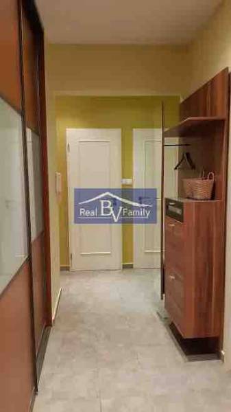 Chodba v 2-pokojovém bytě s úložným prostorem a světlou podlahou.