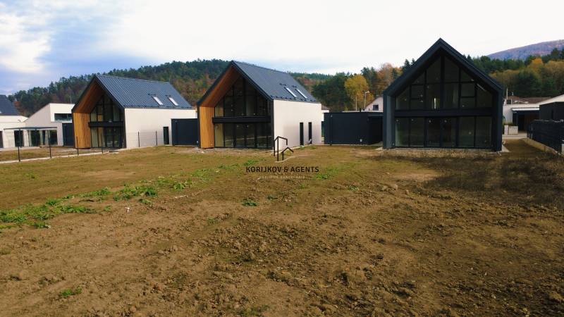Rodinné domy na ulici Pod Drieňovou v Kamenici nad Cirochou, obklopené přírodou a zelení.