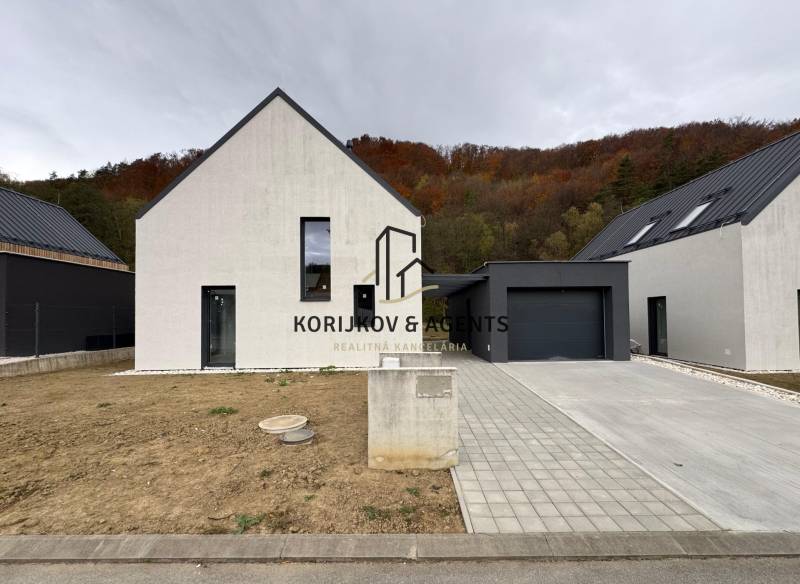 Rodinný dům na ulici Pod Drieňovou v Kamenici nad Cirochou s grafitovou střechou.