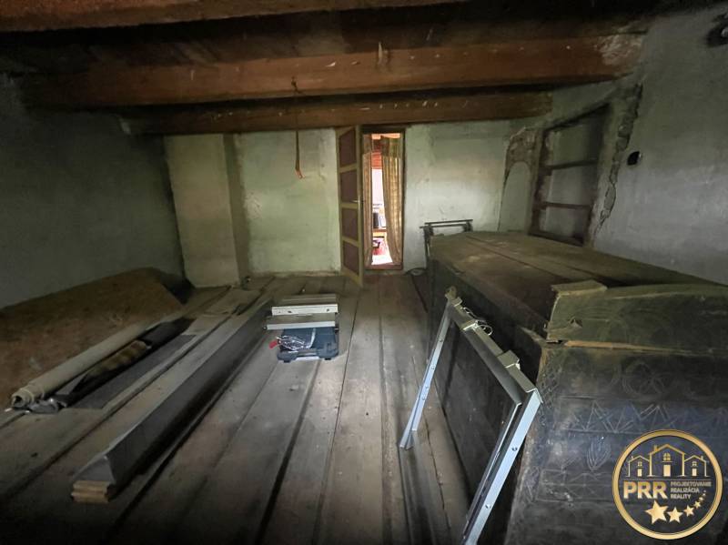 Chata nabízí útulný, tradiční interiér s dřevěným stropem a podlahou.