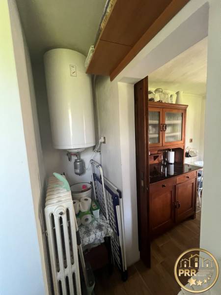 Chata s podlahou s dřevěným dekorem, kotlem a úložným prostorem v Šípkově.