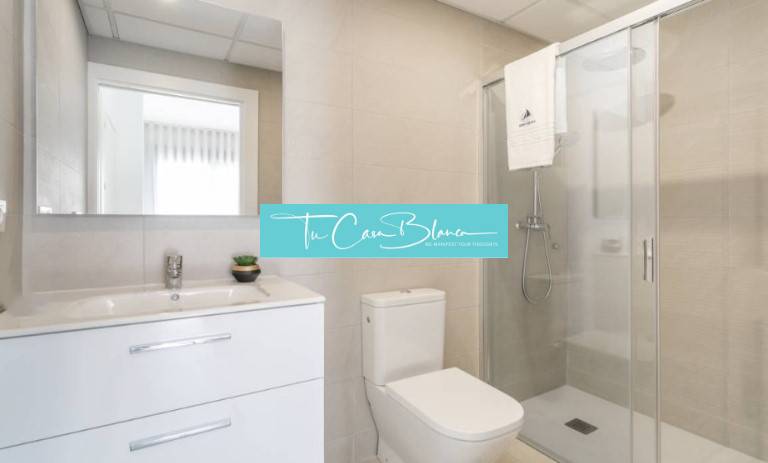 Koupelna rekreačního apartmánu s toaletou, umyvadlem a sprchovým koutem.