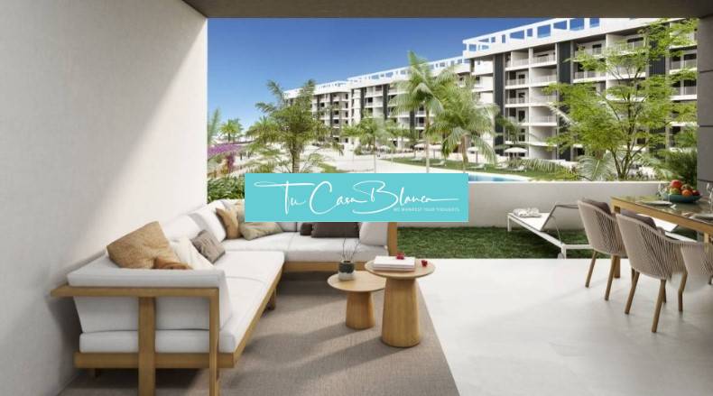 Terasa rekreačního apartmánu v Torrevieja s výhledem na bazén a zeleň.