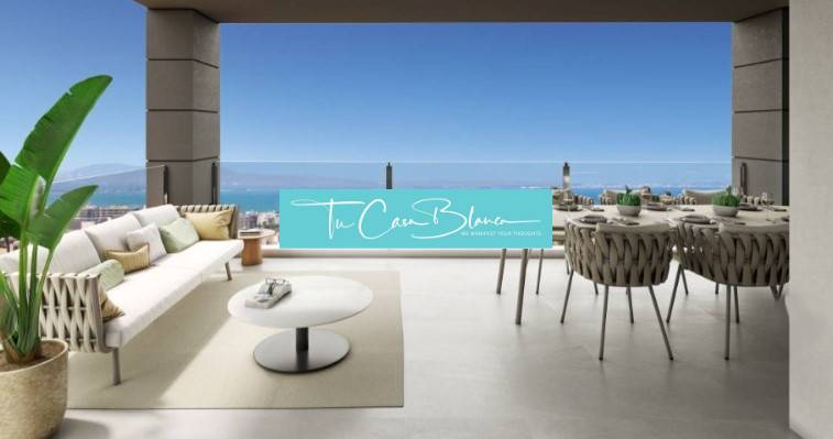 Veranda rekreačního apartmánu v Torrevieji s výhledem na moře a pohodlným posezením.