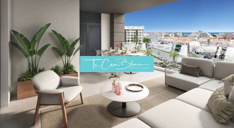 Balkon rekreačního apartmánu v Torrevieja s výhledem na město a moře.