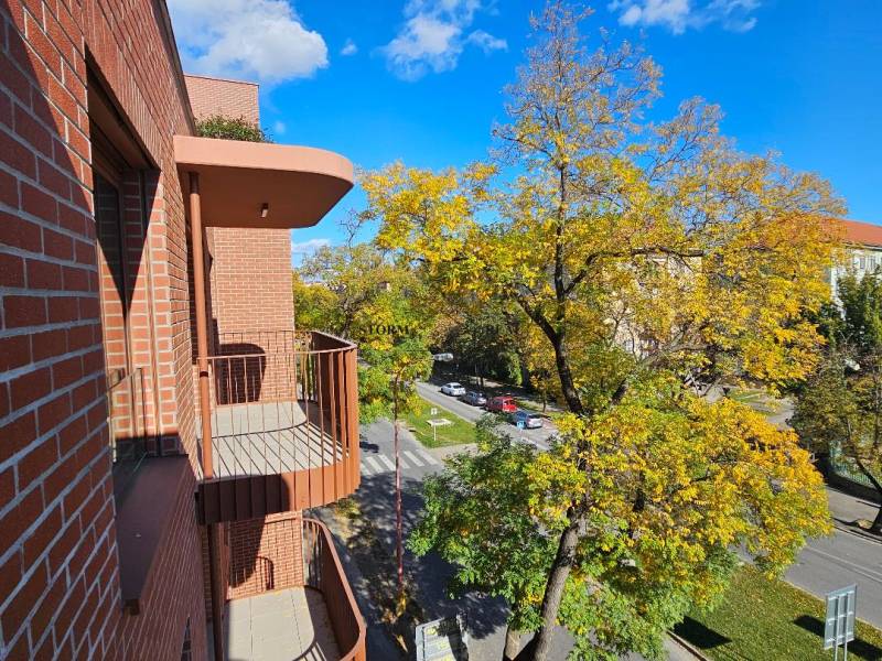 Výhled z balkonu cihlového domu na ulici v Bratislavě - Ružinově, Košická.