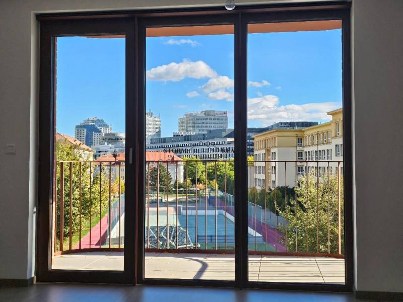 Výhled z 1-pokojového bytu na Košické ulici v Bratislavě - Ružinov.