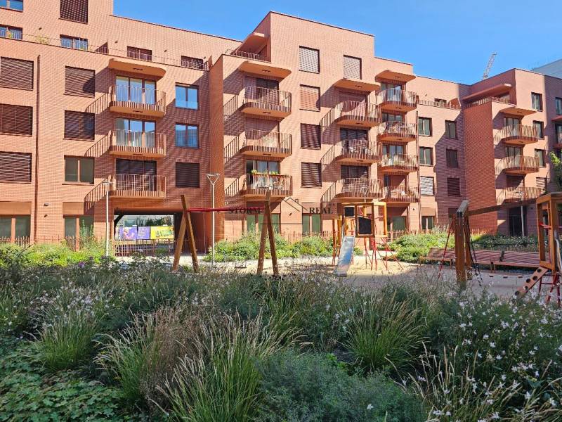 Bytový komplex v Bratislavě - Ružinově na ulici Košická s hřištěm a zelení.