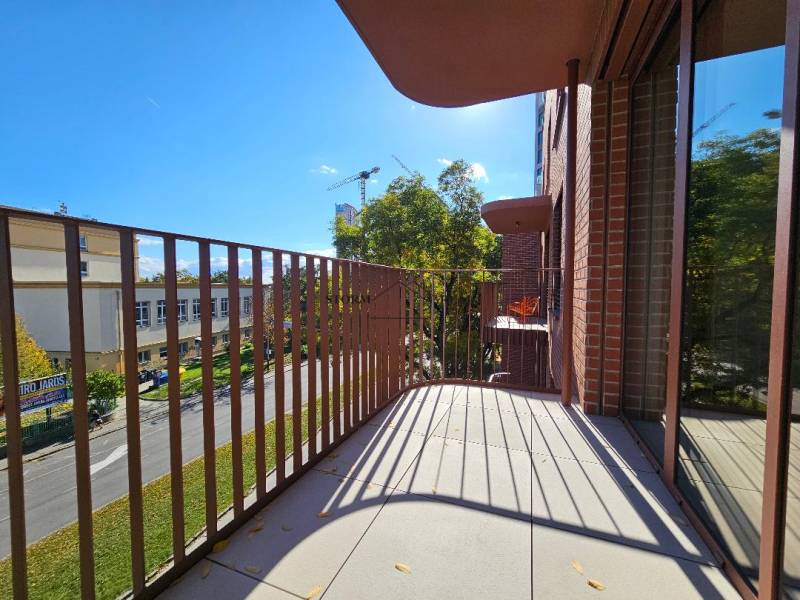 Balkon 1-pokojového bytu s výhledem na ulici Košická v Bratislavě - Ružinově.